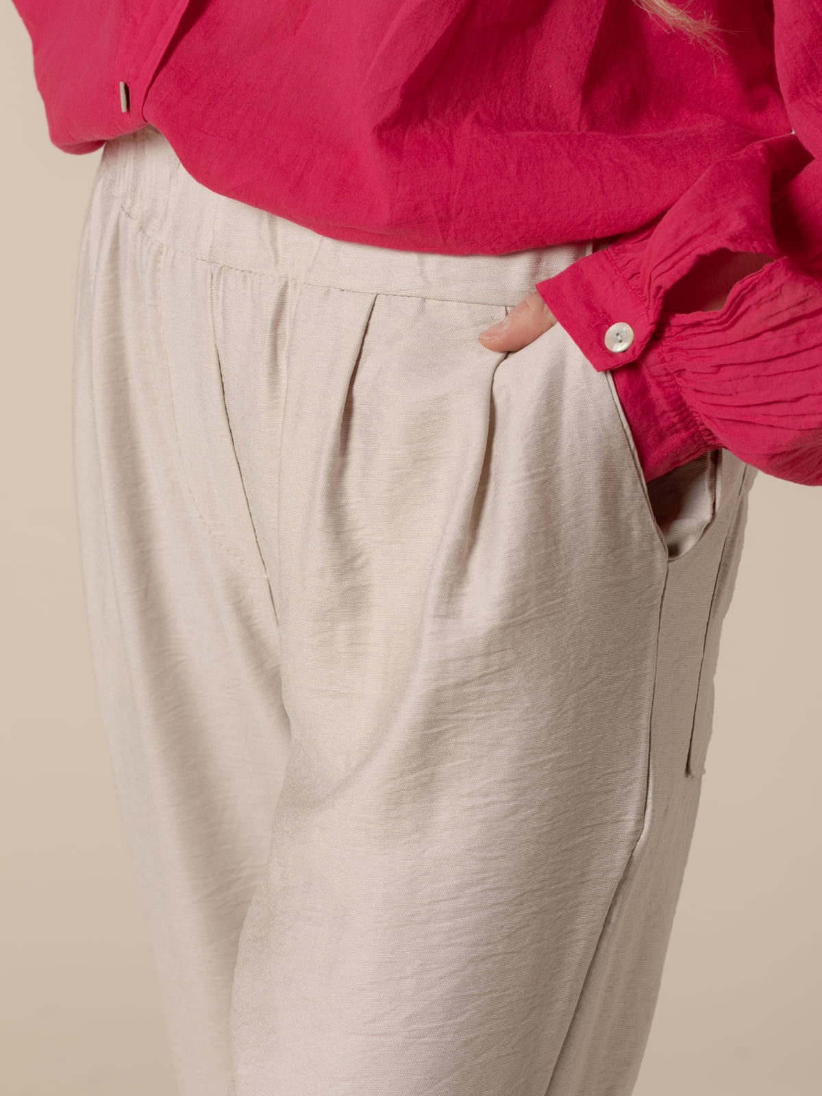 Woman Fluid trousers with darts Beige