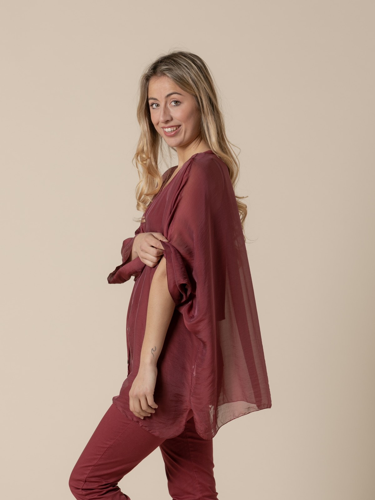 Woman  V-neck silk blouse Bordeaux