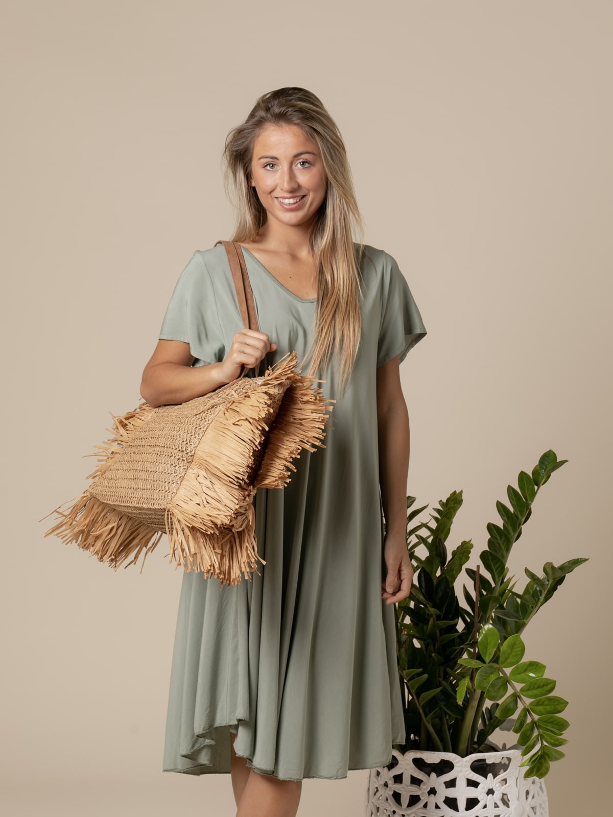 Woman Trendy fringed raffia tote bag  Beige