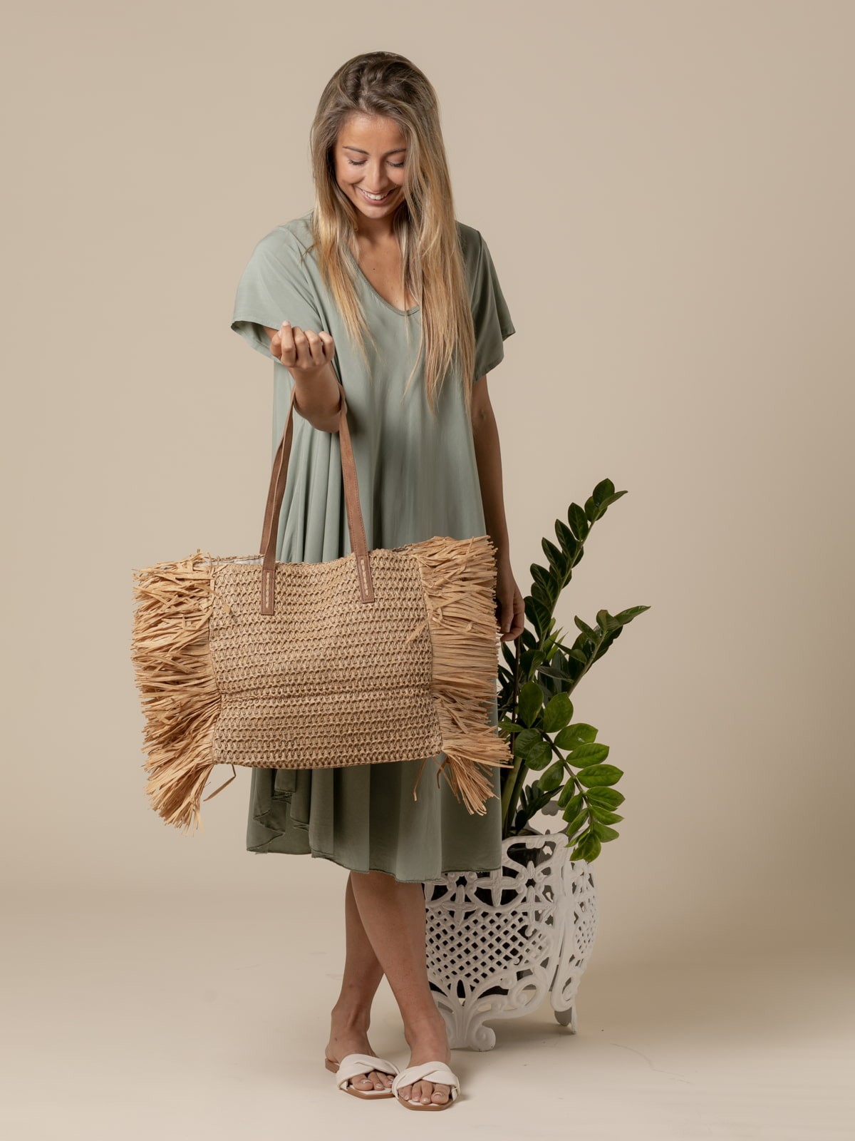 Woman Trendy fringed raffia tote bag  Beige