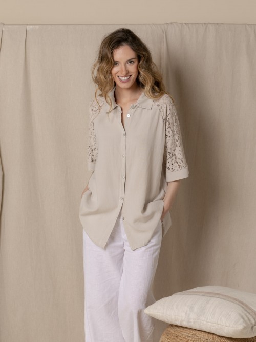 Sobrecamisa trendy encaje trasera Beige