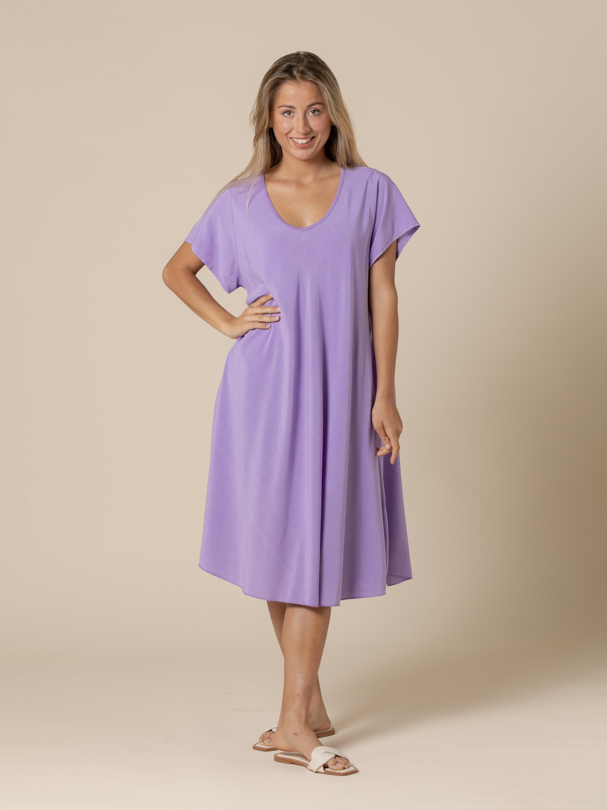 Woman Flowing V-neckline dress in vegetal viscose  Violet