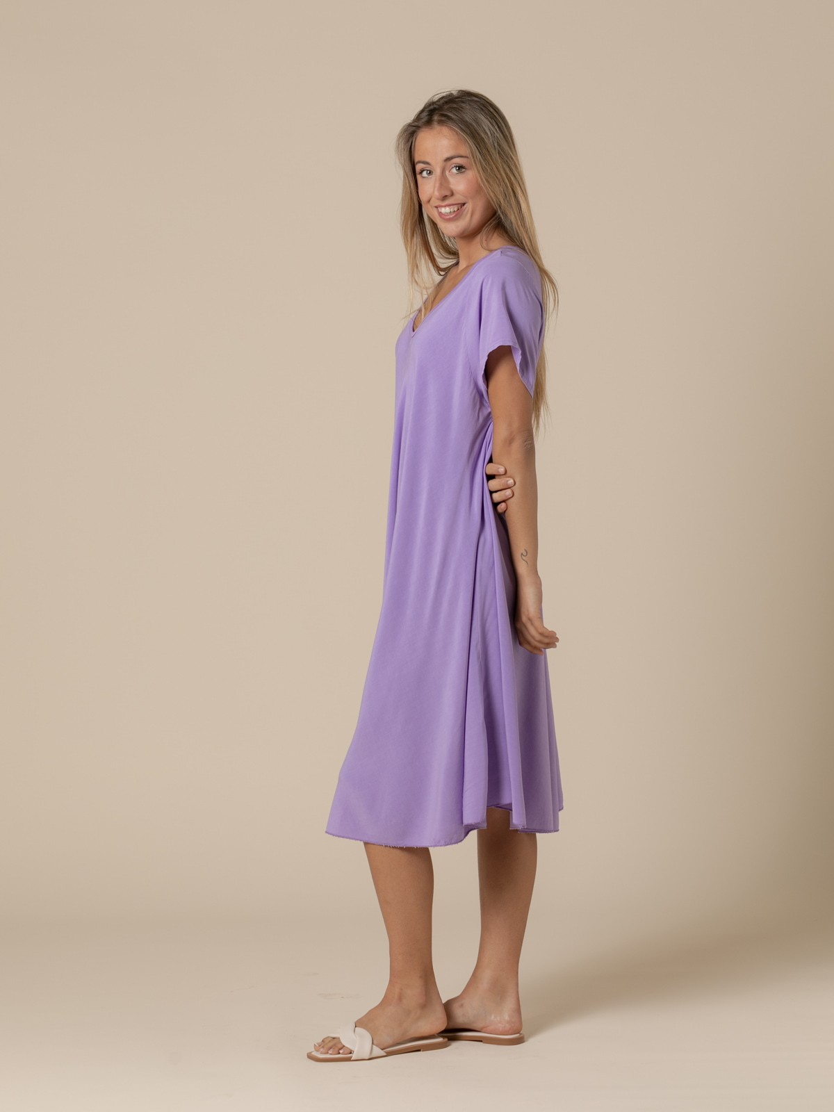 Woman Flowing V-neckline dress in vegetal viscose  Violet