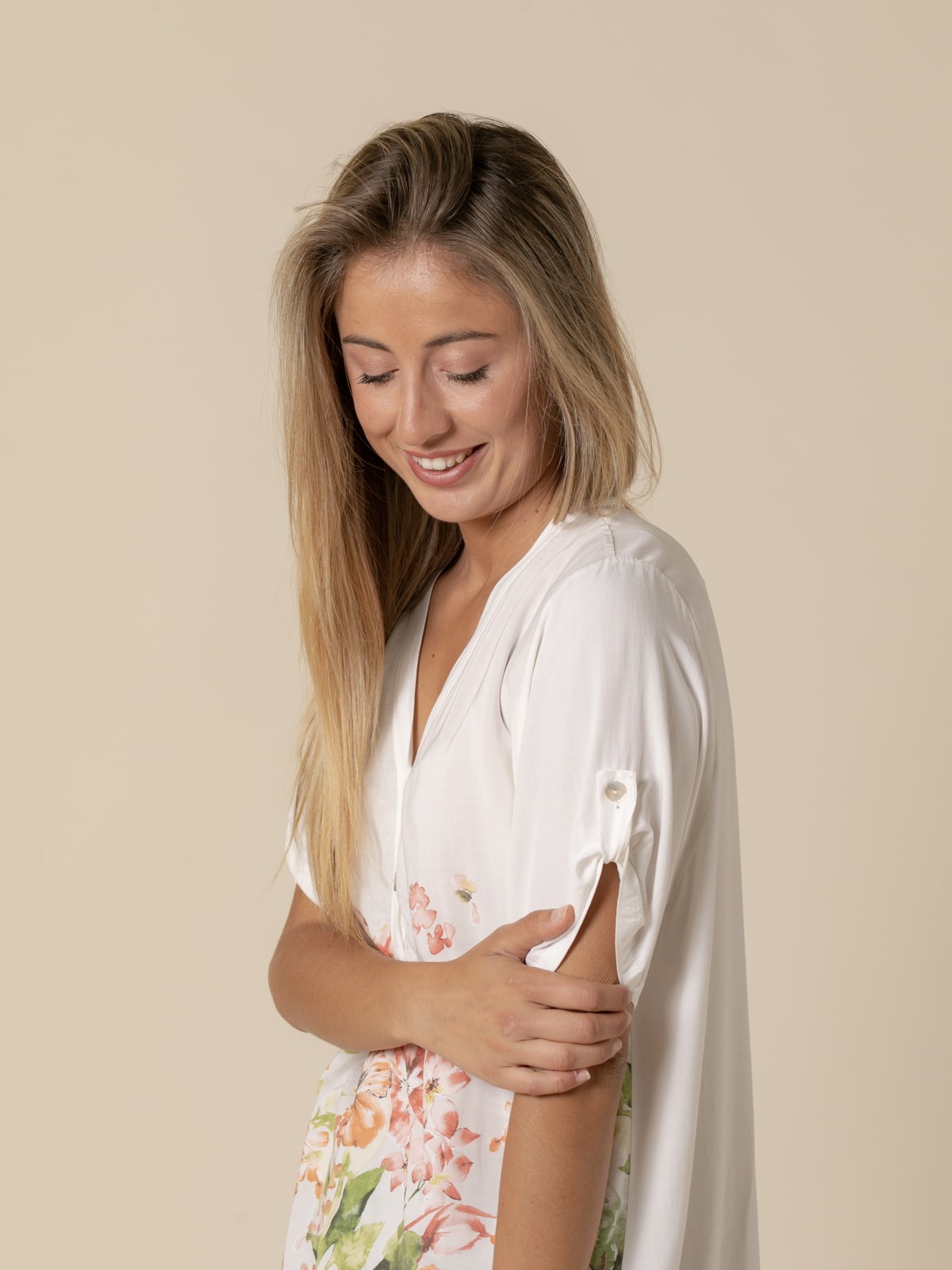 Woman Floral print V-neck blouse  pomelo