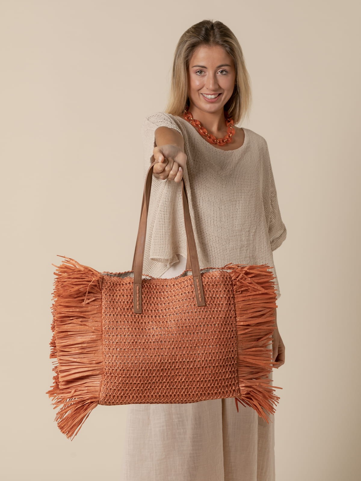 Capazo flecos trendy de rafia color Naranja 4x4 woman