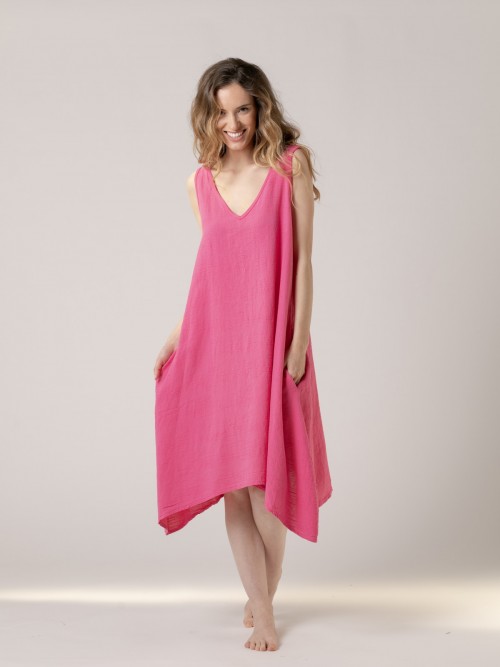 vestido escote pico diseño evasé Fucsia