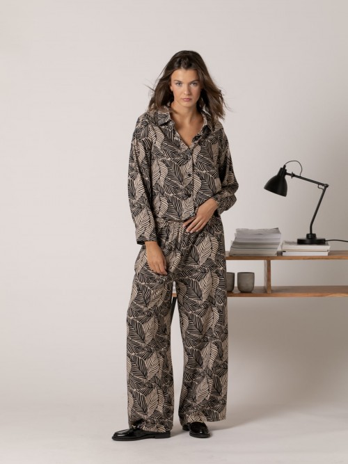 Woman Leaf print flowing trousers Black