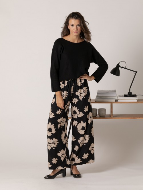 Woman Flowy flower print trousers Black