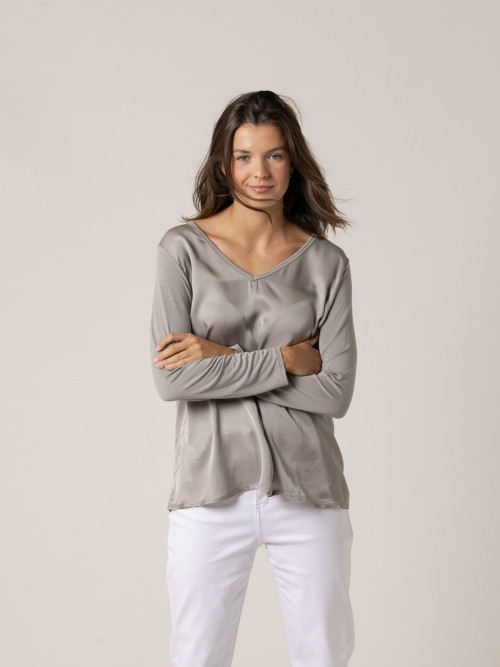 Camiseta escote pico slim fit Taupe