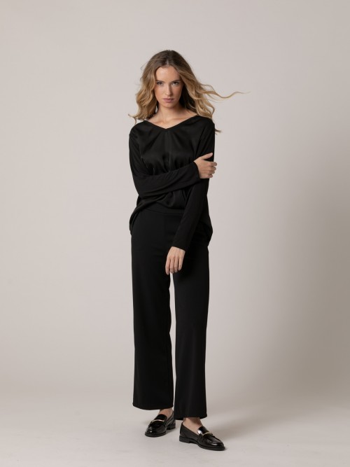 Camiseta escote pico slim fit Negro