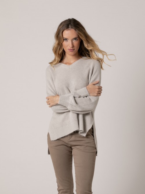 Woman Soft oversize sweater with V-neck detail  TAUPE CLARO