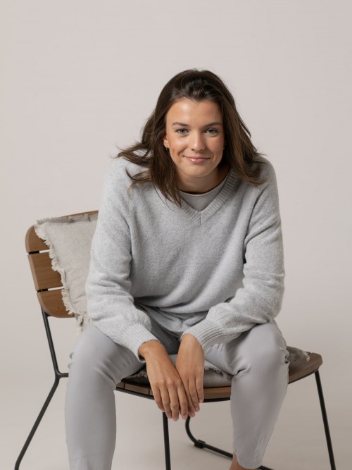 Woman Soft oversize sweater with V-neck detail  gris melange