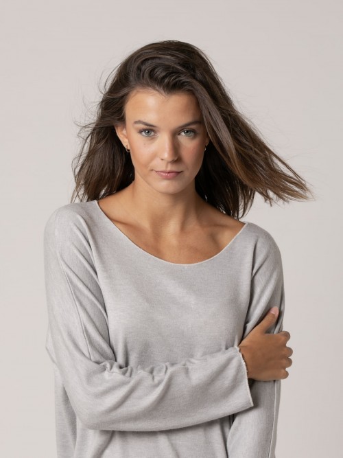 Woman Fine oversize sweater with bateau neckline Grey