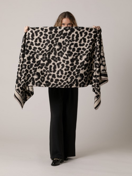 Woman Animal print scarf with wool Black