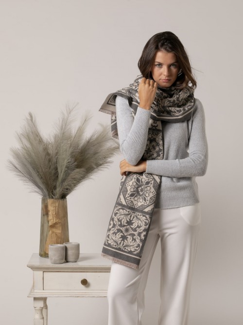 Woman Soft scarf with wool Grey