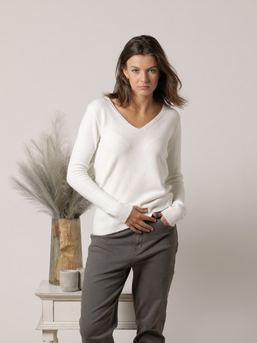 Woman Slim fit soft V-neck sweater Crudo