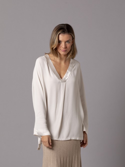 Woman Oversized fluid V-neck blouse Beige