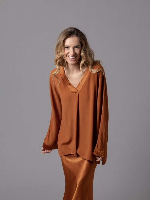 Woman Oversized fluid V-neck blouse Tile
