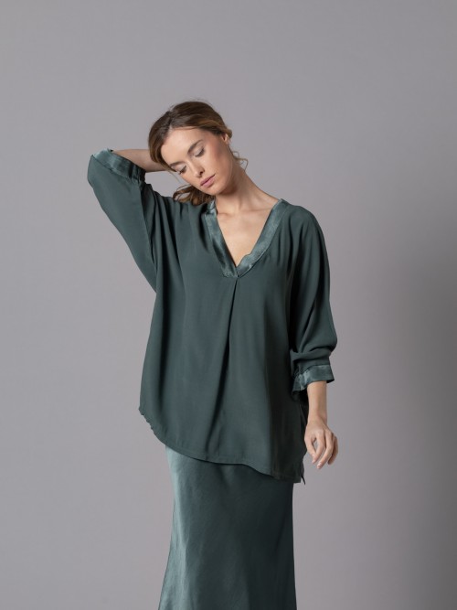 Woman Oversized fluid V-neck blouse Green botella