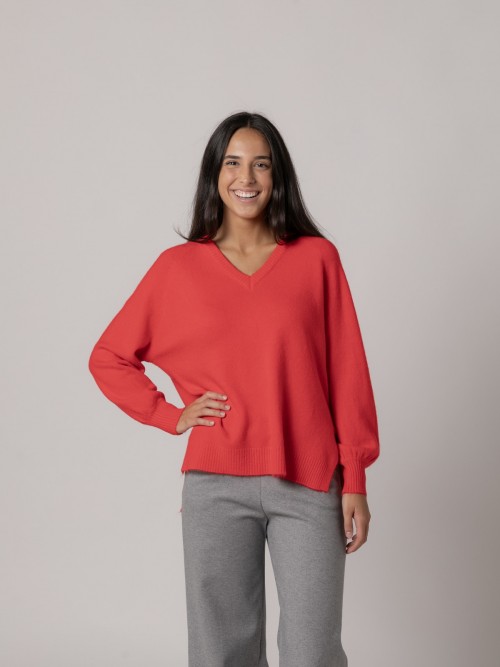 Woman Oversized soft sweater with V-neck detail rojo trendy