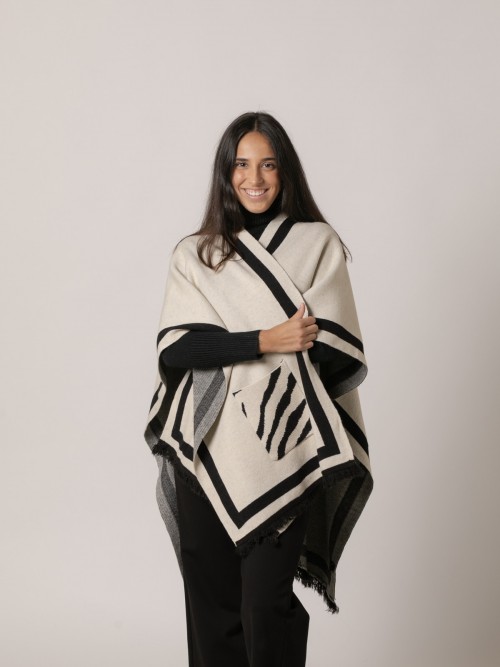 Woman poncho with pockets White