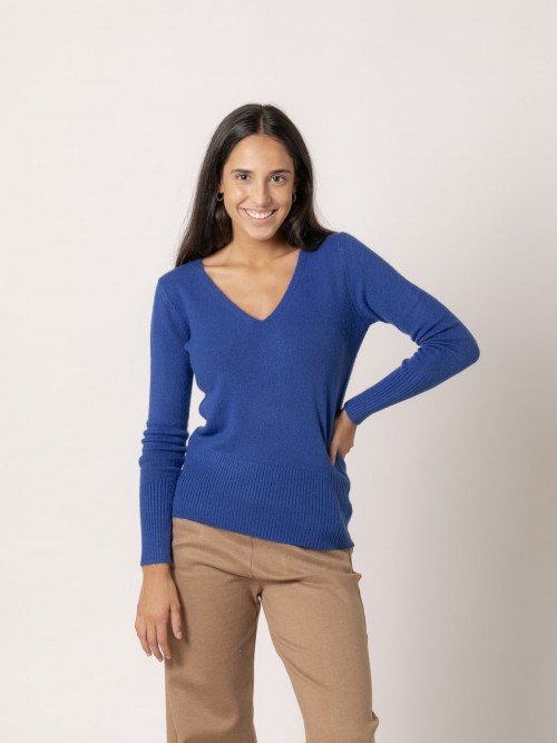 Woman Soft slim fit sweater with V-neckline azul noche