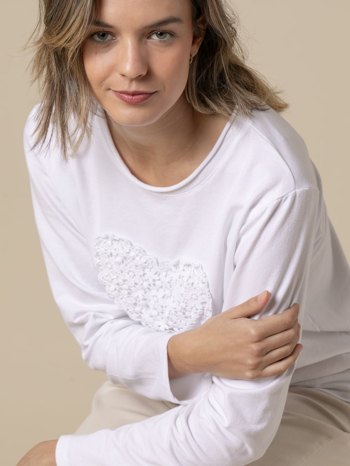 Woman 100% cotton sweater with embroidered heart detail  Whitecolour