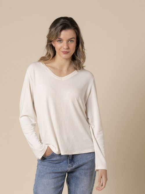 Woman Flowing t-shirt with V-neck detail  Crudocolour