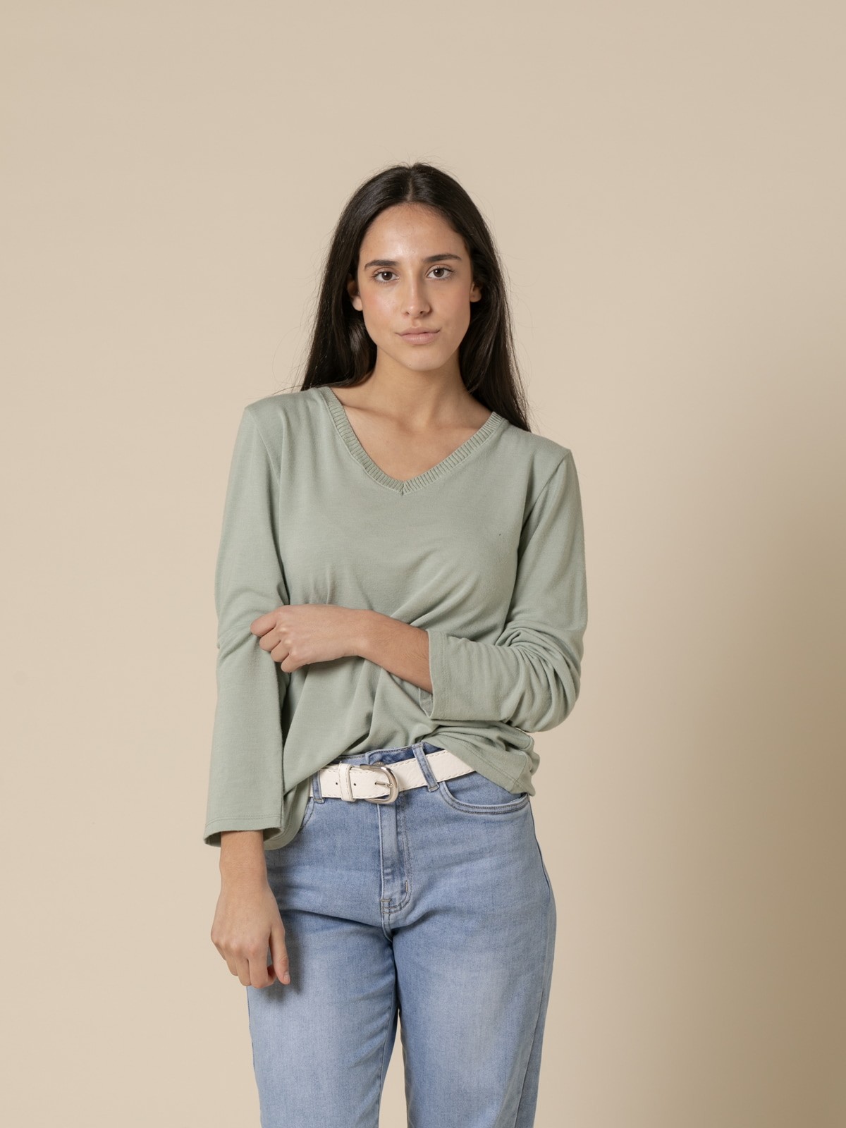 Woman Flowing t-shirt with V-neck detail  Greencolour