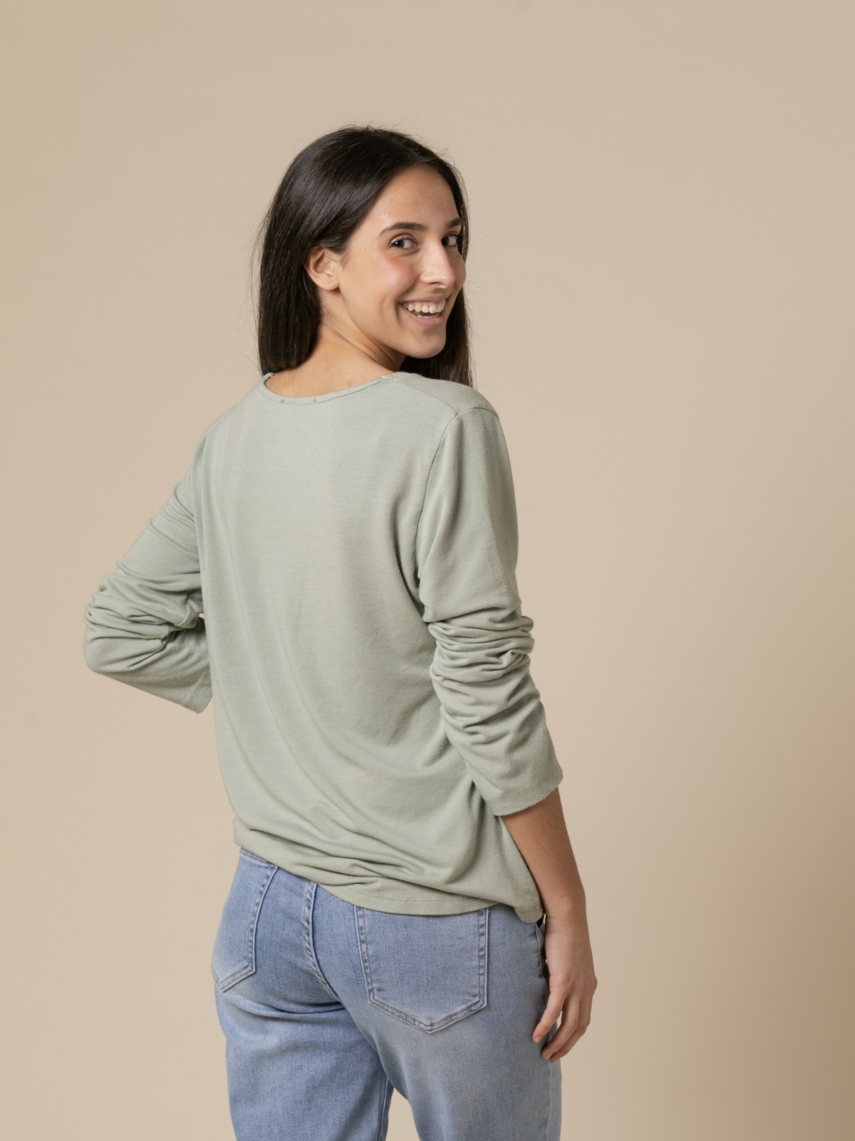 Woman Flowing t-shirt with V-neck detail  Greencolour