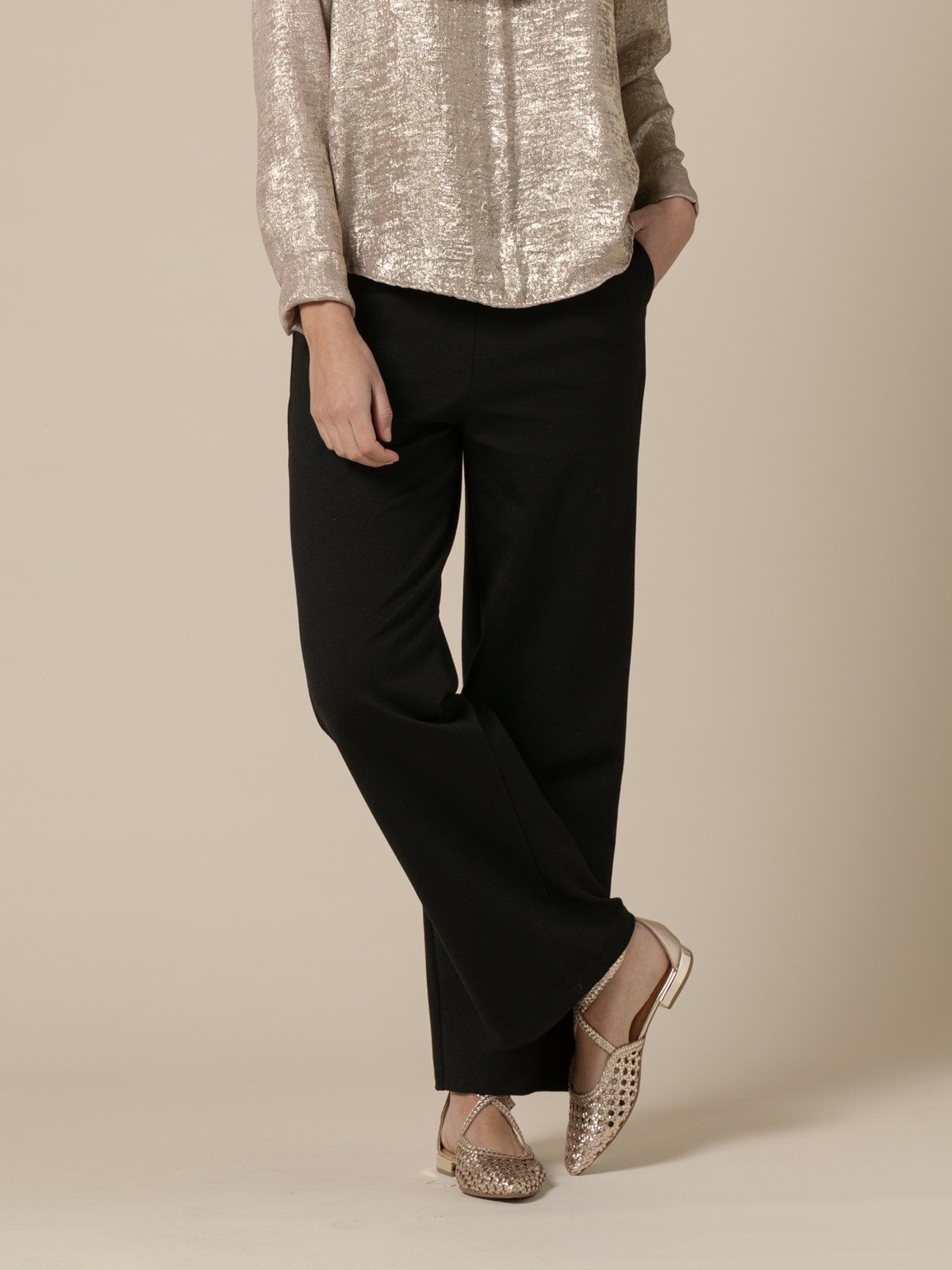 Woman Wide leg culotte pants in comfort plus fabric  Blackcolour