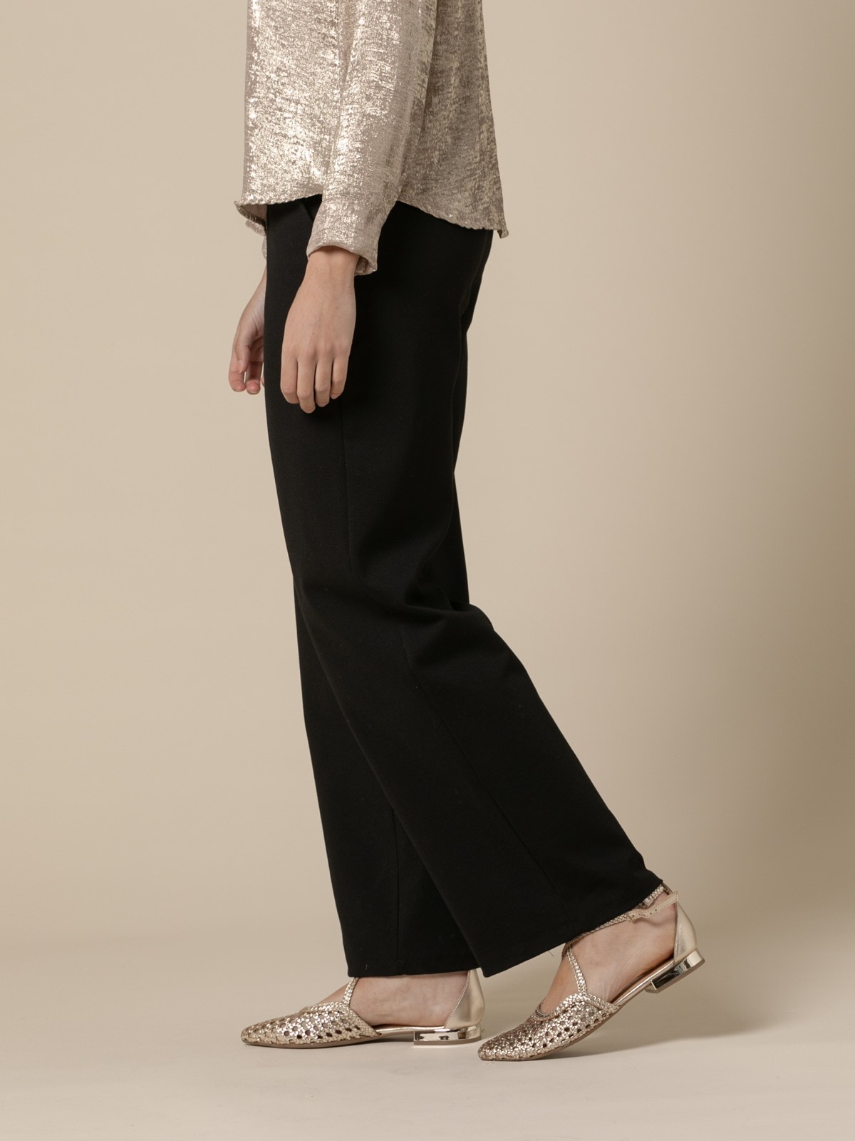 Woman Wide leg culotte pants in comfort plus fabric  Blackcolour
