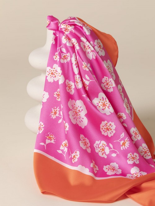Pañuelo raso cuadrado estampado floral color Fucsia