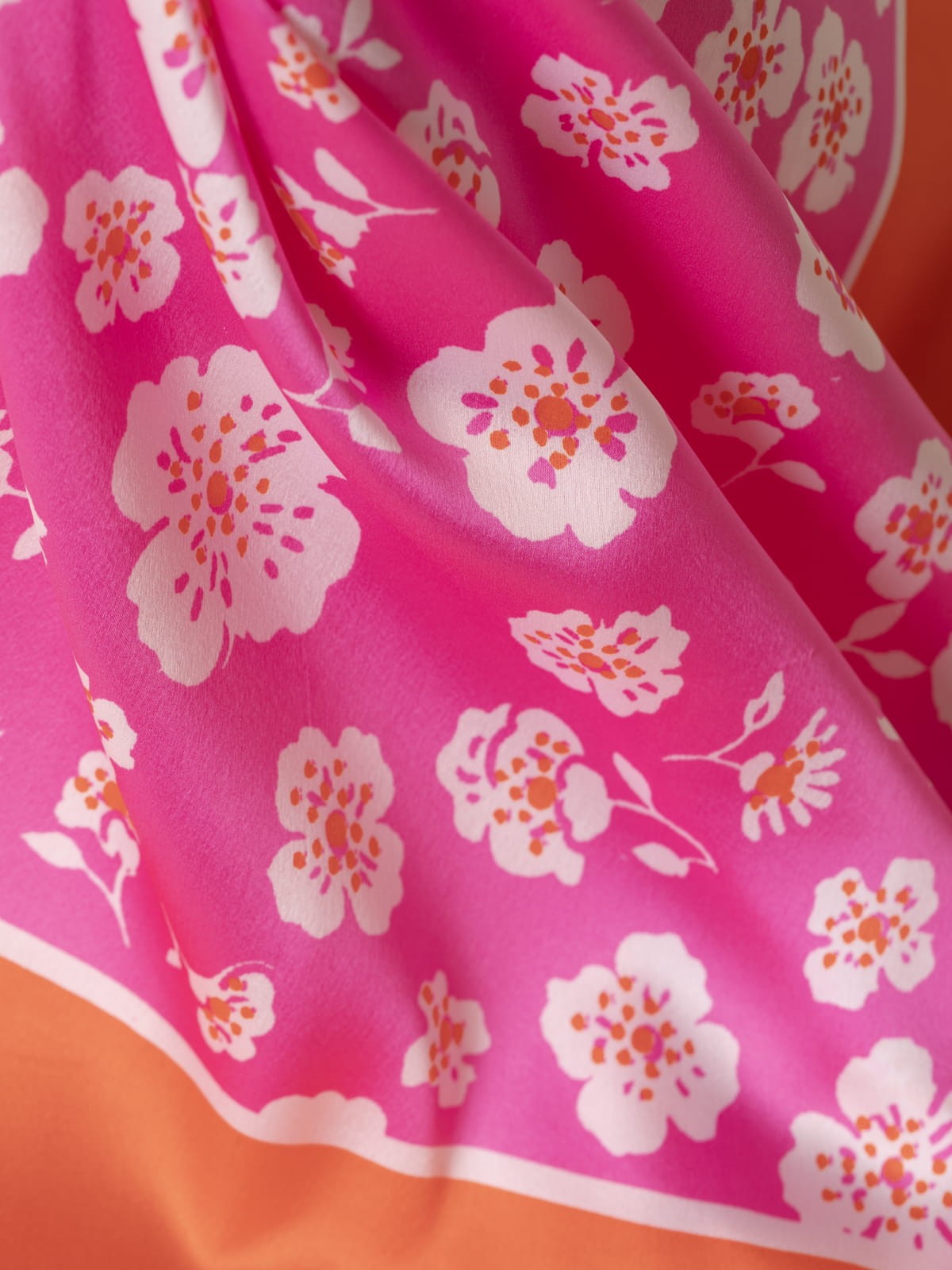 Pañuelo raso cuadrado estampado floral color Fucsia