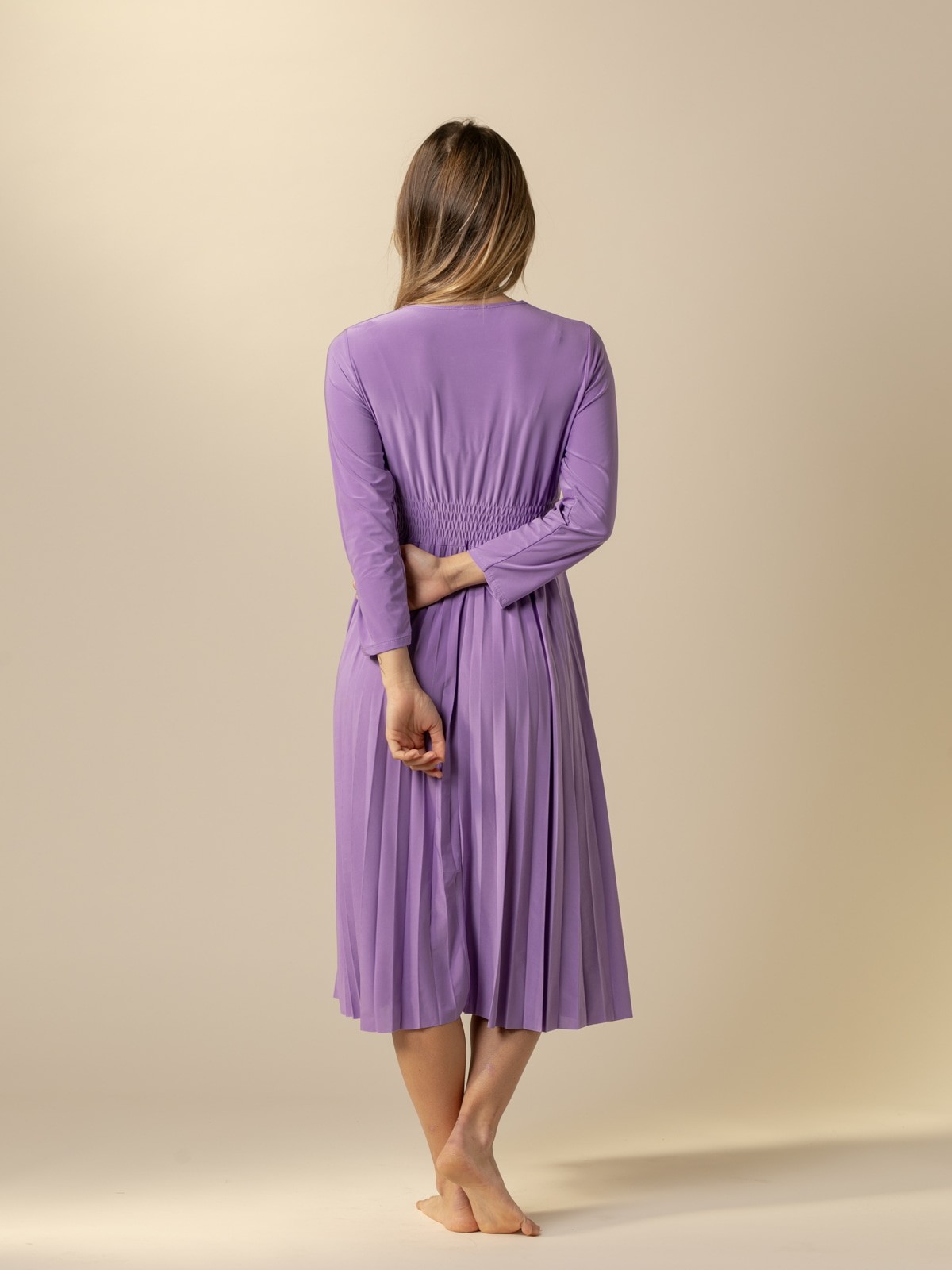 Vestido trendy cruzado y tableado comfort color Violeta