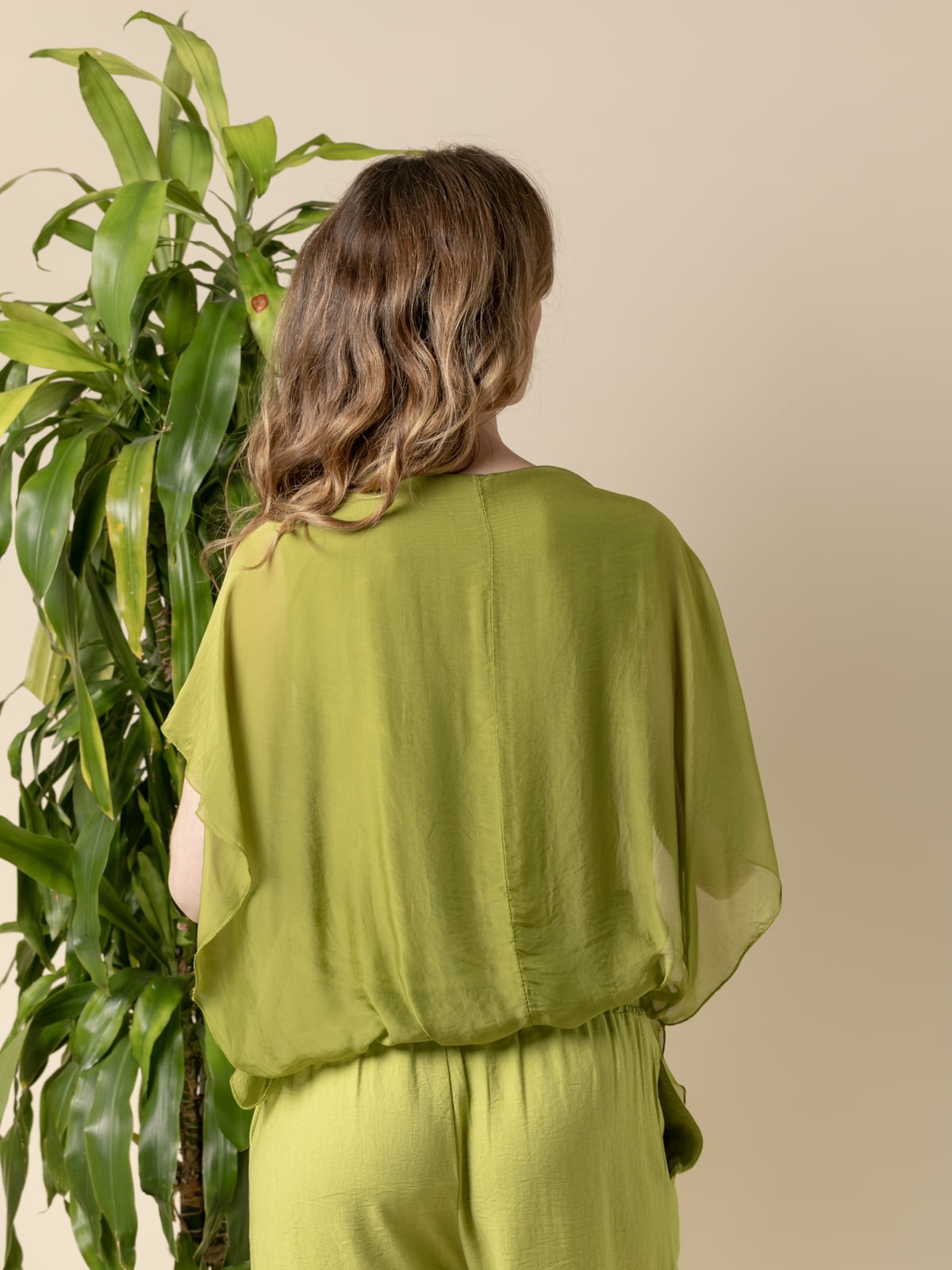 Woman Flowy sleeveless blouse  Olivecolour