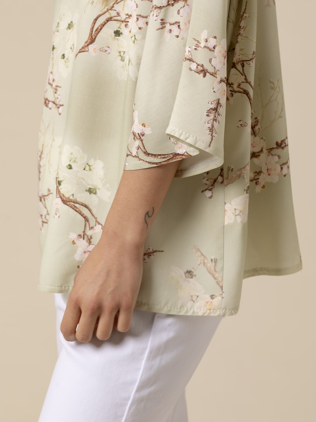 Woman Flowing printed blouse with boat neckline  Green clarocolour