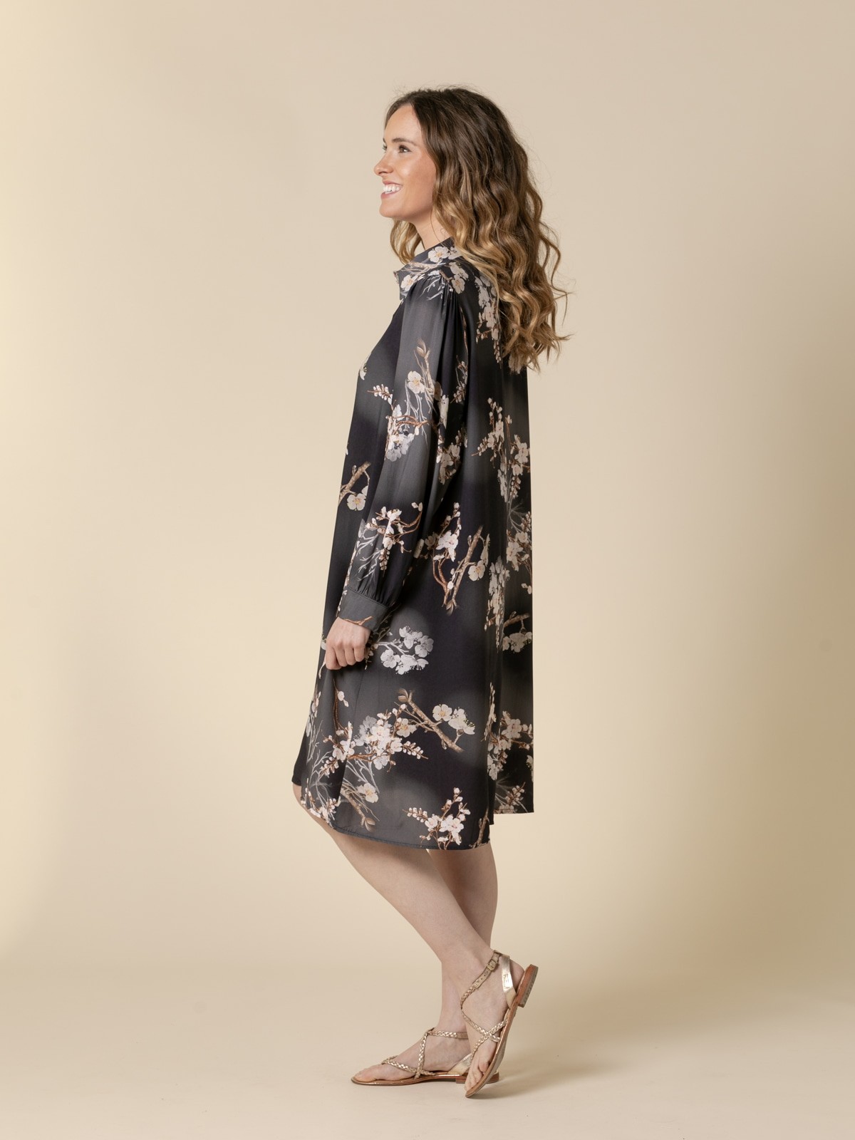 Woman Fluid flower print buttoned dress  Blackcolour