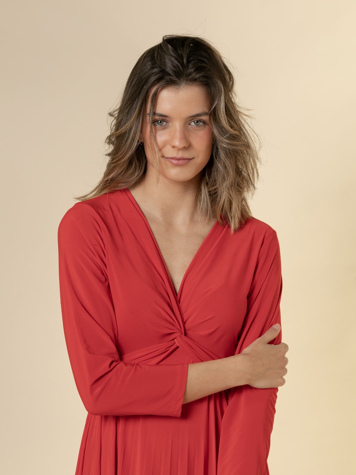 Vestido trendy cruzado y tableado comfort color Rojo