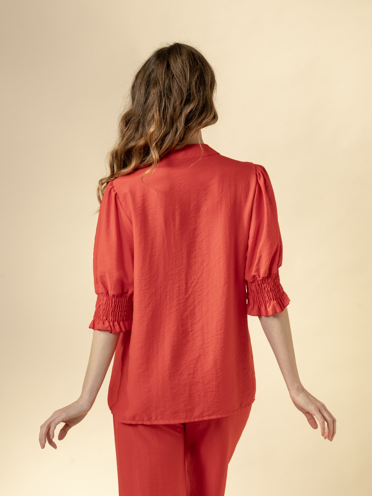 Camisa escote pico alto manga elástica color Rojo