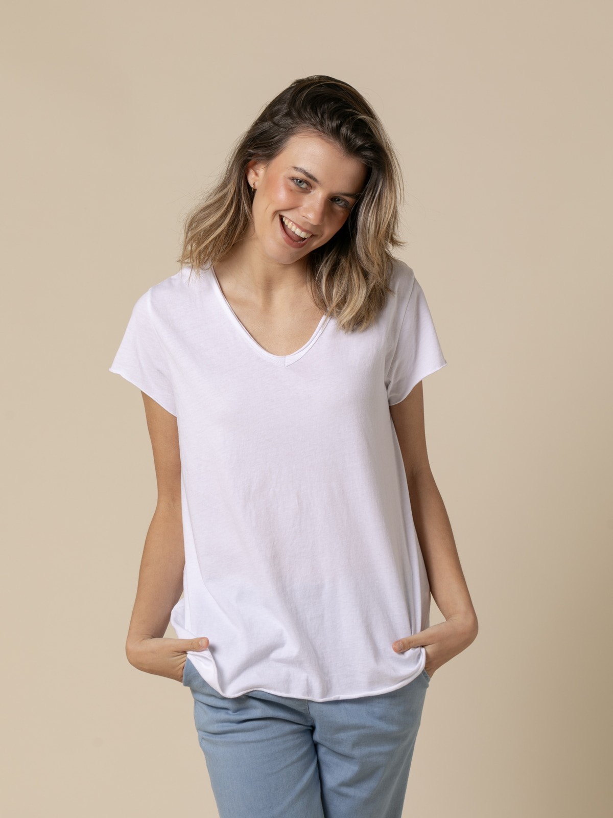 Camiseta 100% cotton escote pico color Blanco