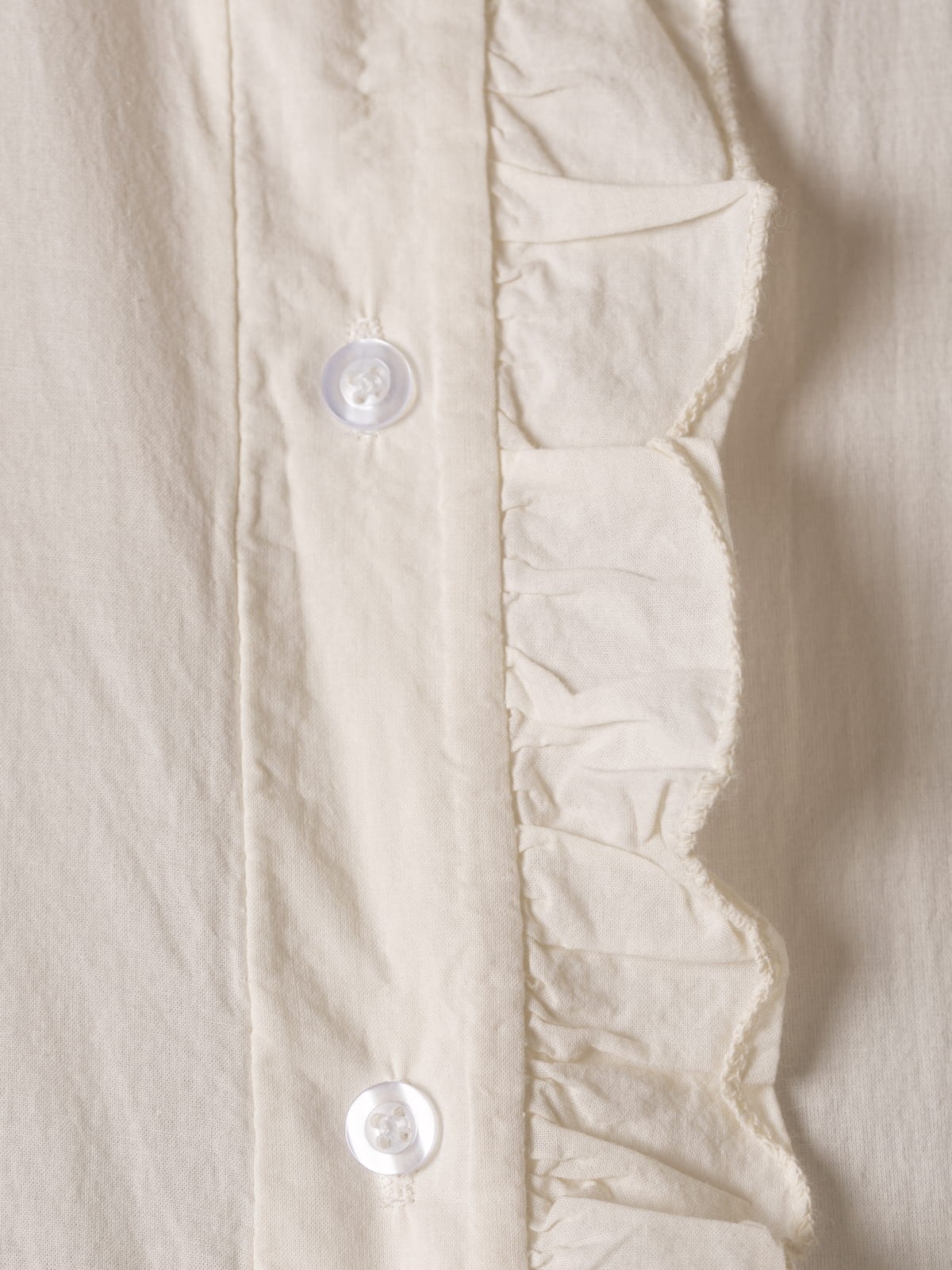 Blusa cotton voile detalle volante color Crudo