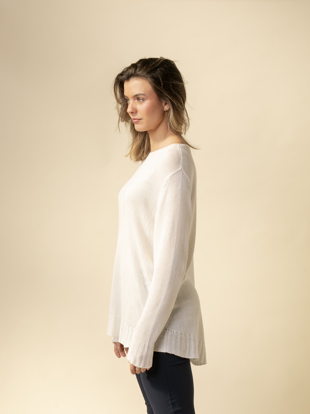 Inés flowy sweater with detail on the hem  Marfil colour