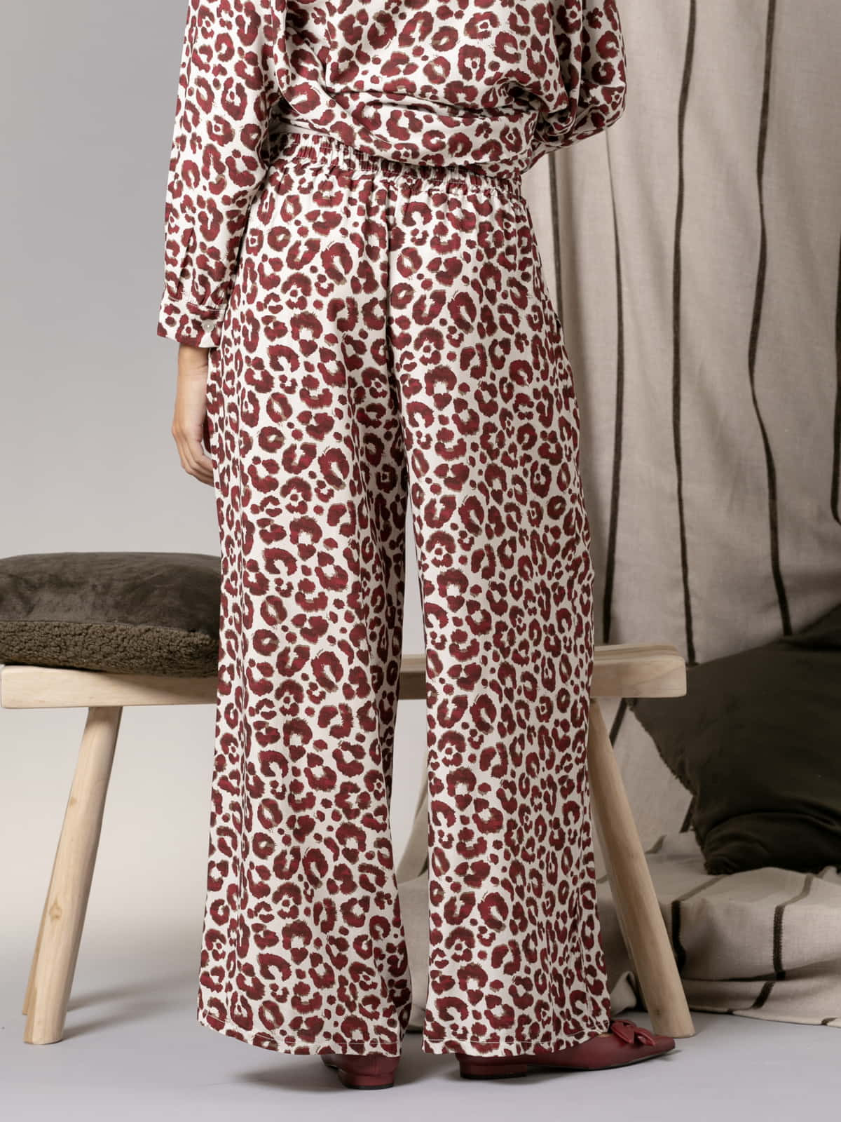 oversized fluid pants with animal drawing  Bordeaux colour