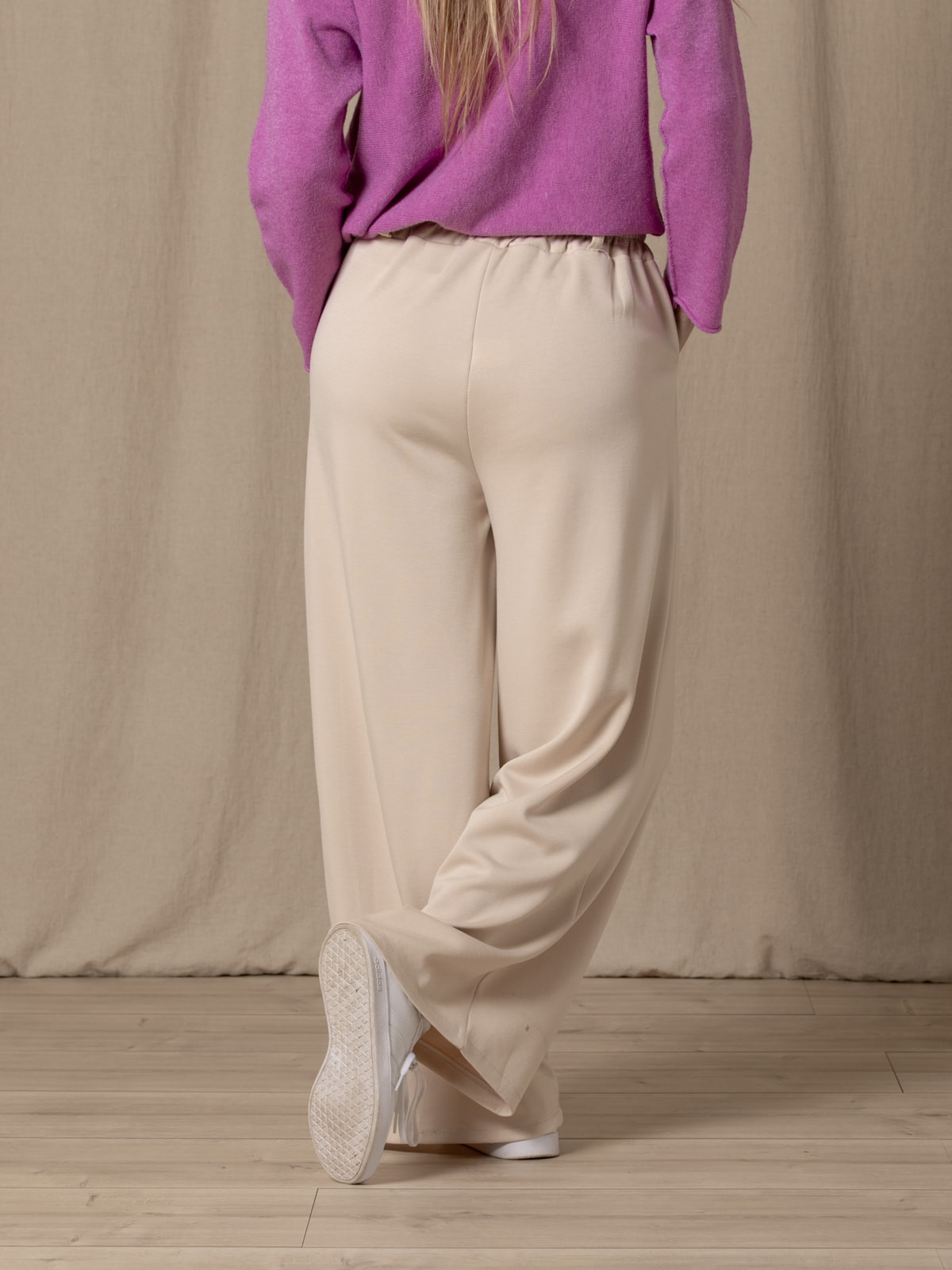 Pantalón wide leg confy color Beige