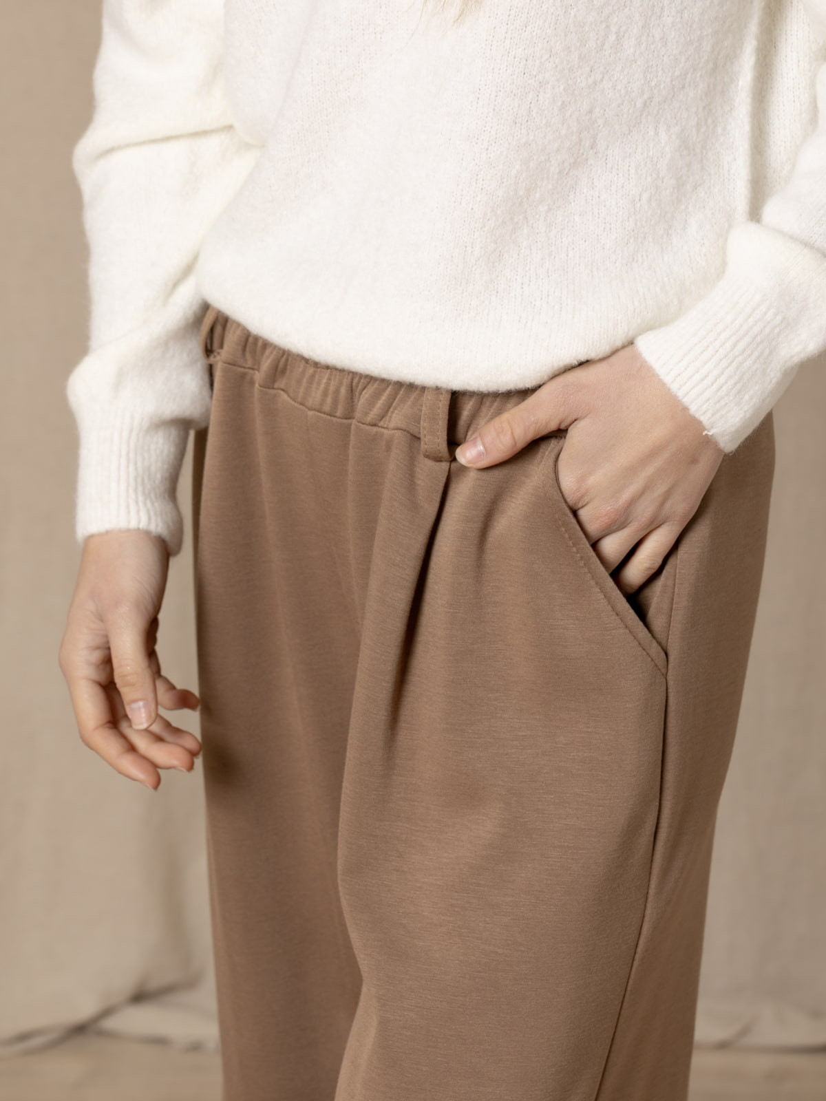 Pantalón wide leg confy color Camel