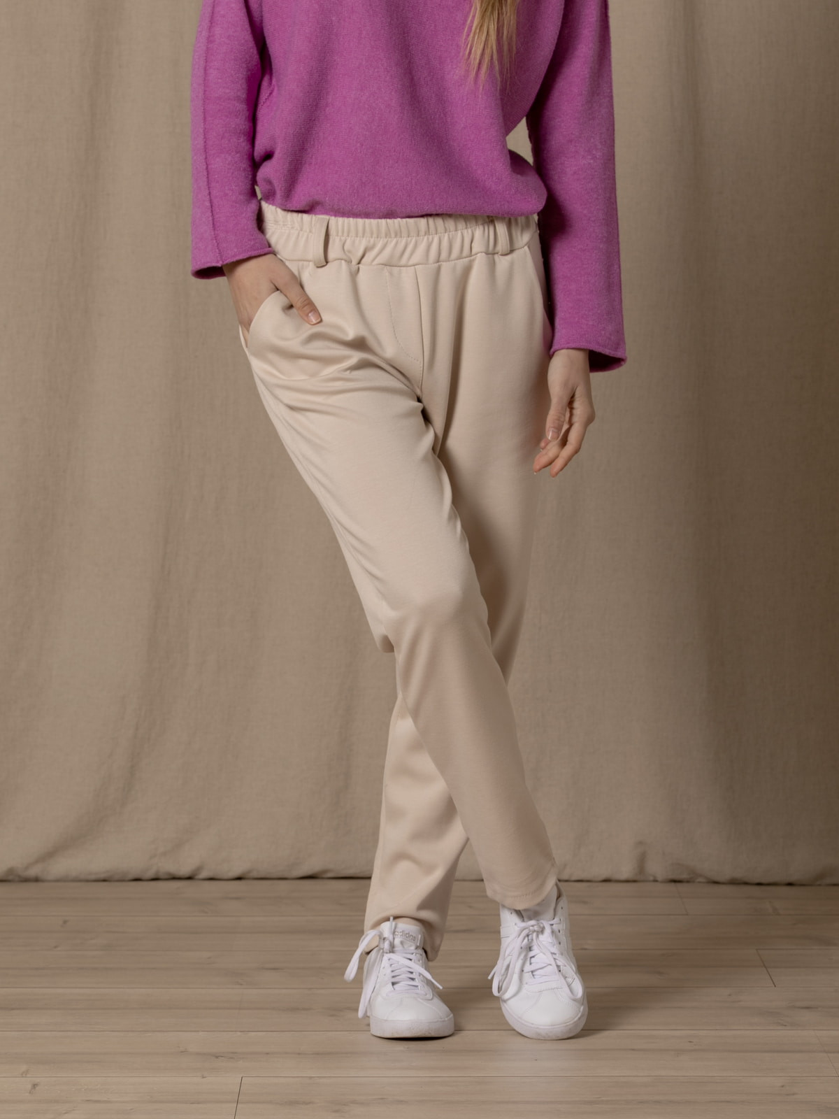 Pantalón confy sport color Beige