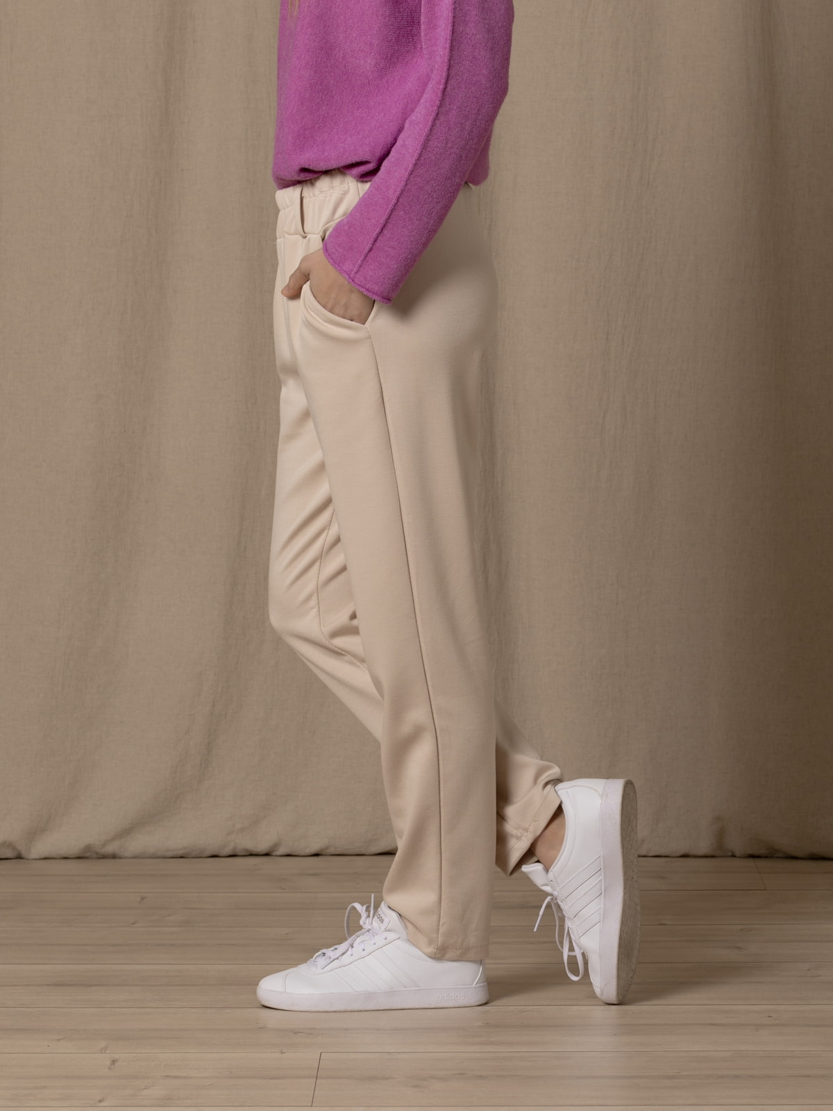 Pantalón confy sport color Beige