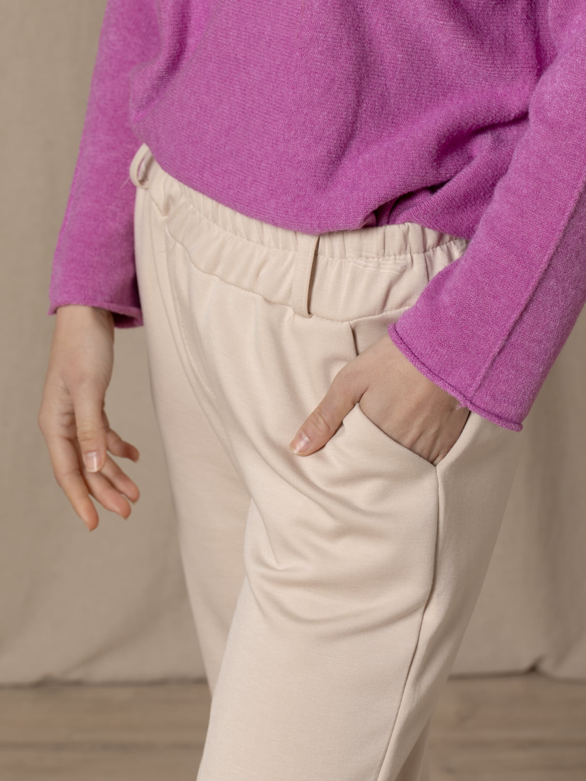 Pantalón confy sport color Beige