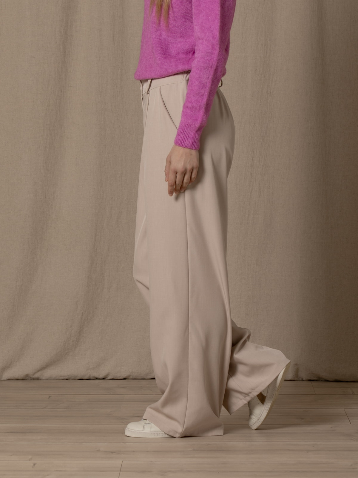 Pantalón fluido de pinza color Piedra